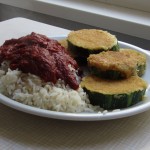 Panierte Zucchini mit Reis und Tomatensoße